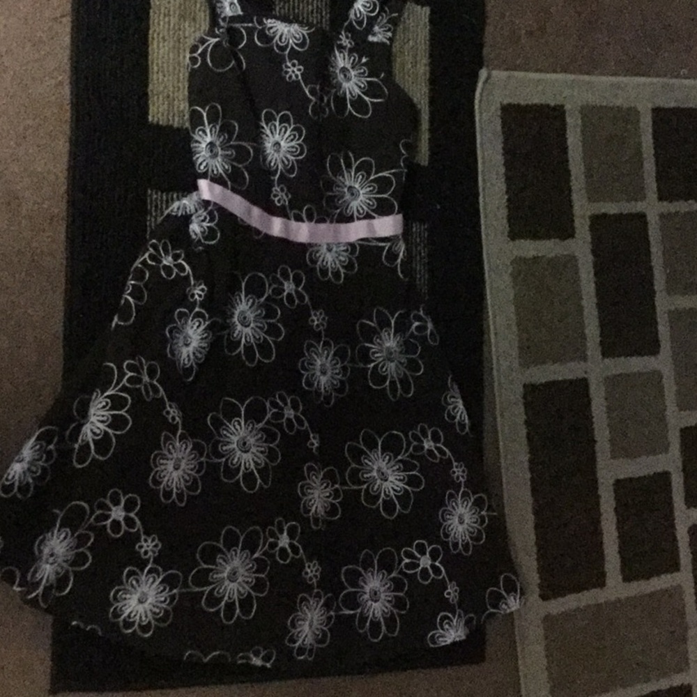 Dresses - Picture 3 of 7